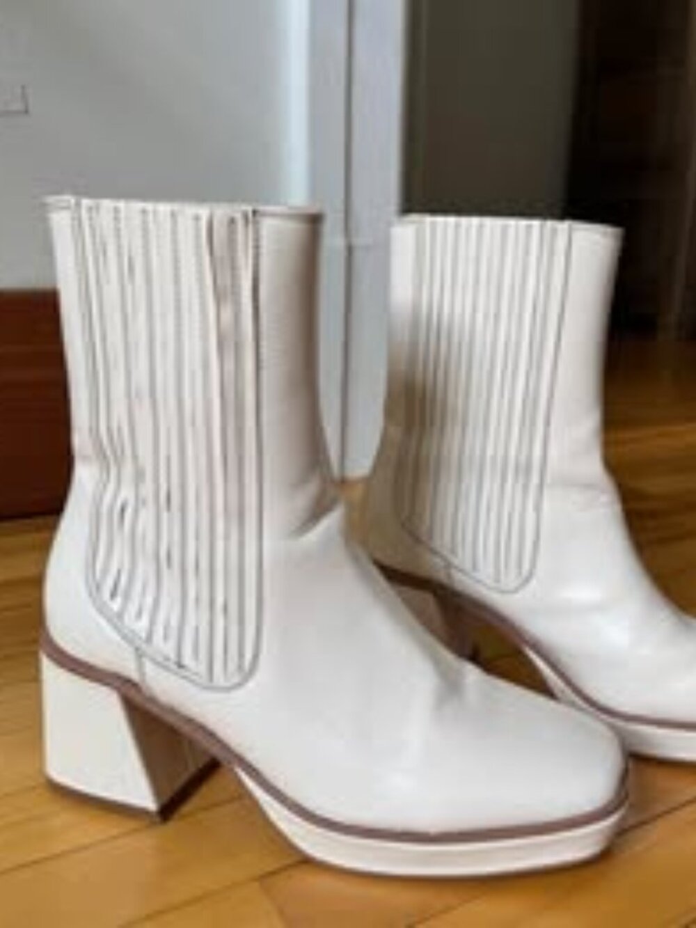 Vintage 70s Style White Platform Boots – Urban Outfitters (US 8 / EU 39)